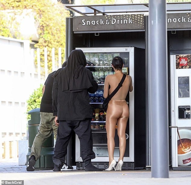 Pert@ The star showed off her curves as she bought snacks with Kanye