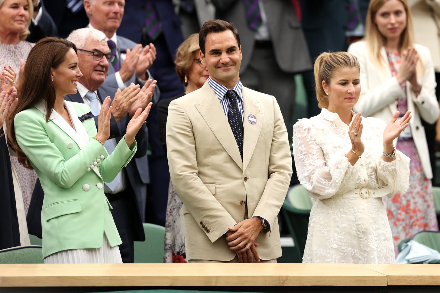 Kate Middleton leads applause as suave Wimbledon legend Roger Federer gets  standing ovation at Centre Court | talkSPORT