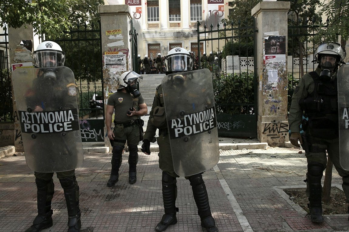 Ένταση στο Πολυτεχνείο και την ΑΣΟΕΕ - Φοιτητές και ΜΑΤ απέκρουσαν εισβολή  αντιεξουσιαστών