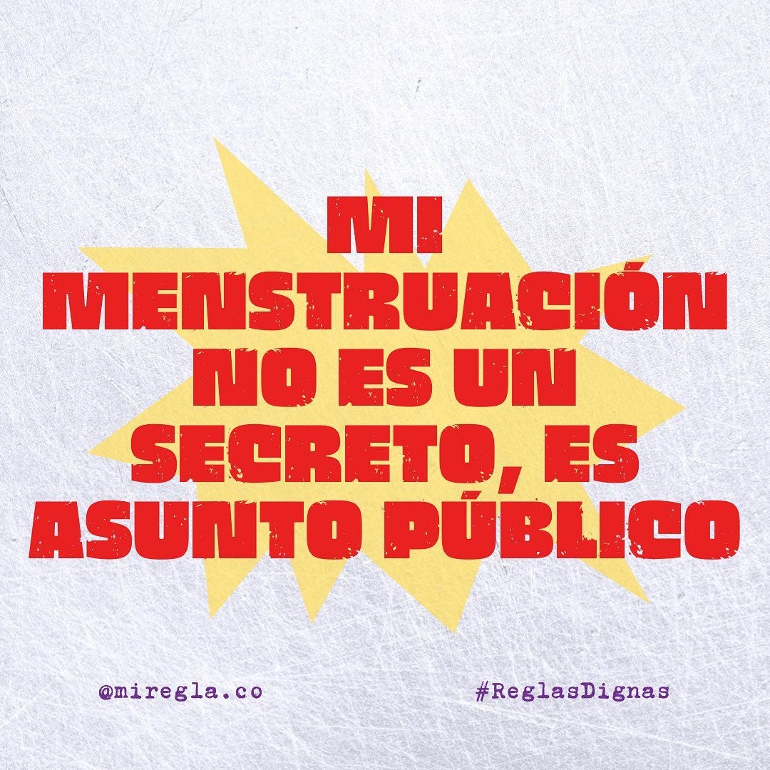Scritta rossa in maiuscolo su sfondo giallo e azzurro: Mi menstruación no es un secreto, es asunto público