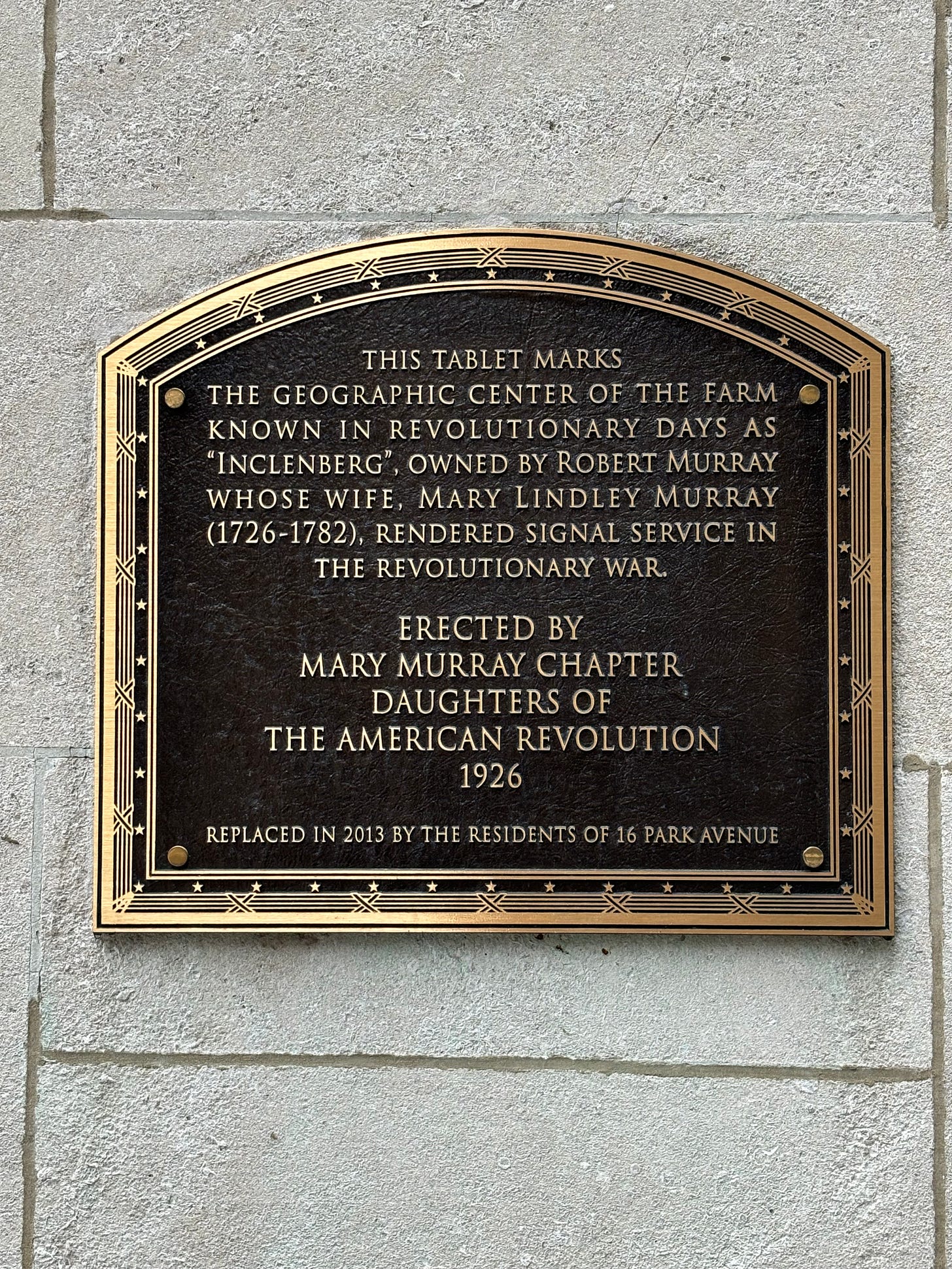 A close-up of the Mary Lindley Murray plaque. It reads: This tablet marks the geographic center of the farm known in Revolutionary days as “Inclenberg”, owned by Robert Murray whose wife, Mary Lindley Murray (1726- 1782), rendered signal service in the Revolutionary War.    Erected 1926 by Mary Murray Chapter Daughters of the American Revolution, Residents of 16 Park Avenue.