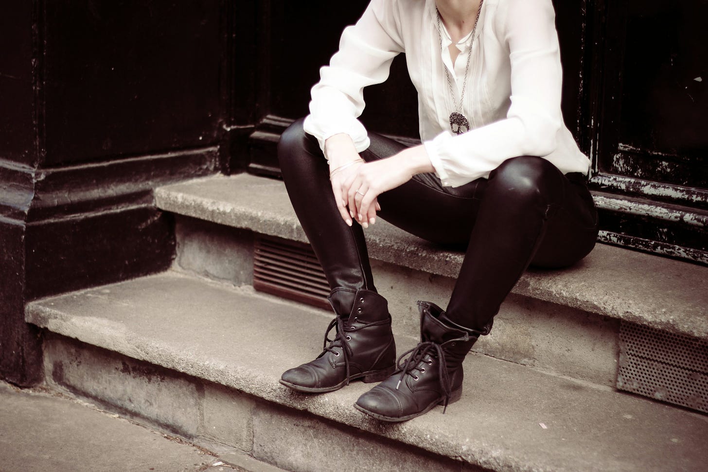 特色图片：person sitting on stairs near door