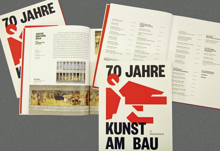 Das Bild zeigt zwei offene und zwei geschlossene Exemplare der Publikation „70 Jahre Kunst am Bau in Deutschland“, die neben- und übereinanderliegend arrangiert sind.
