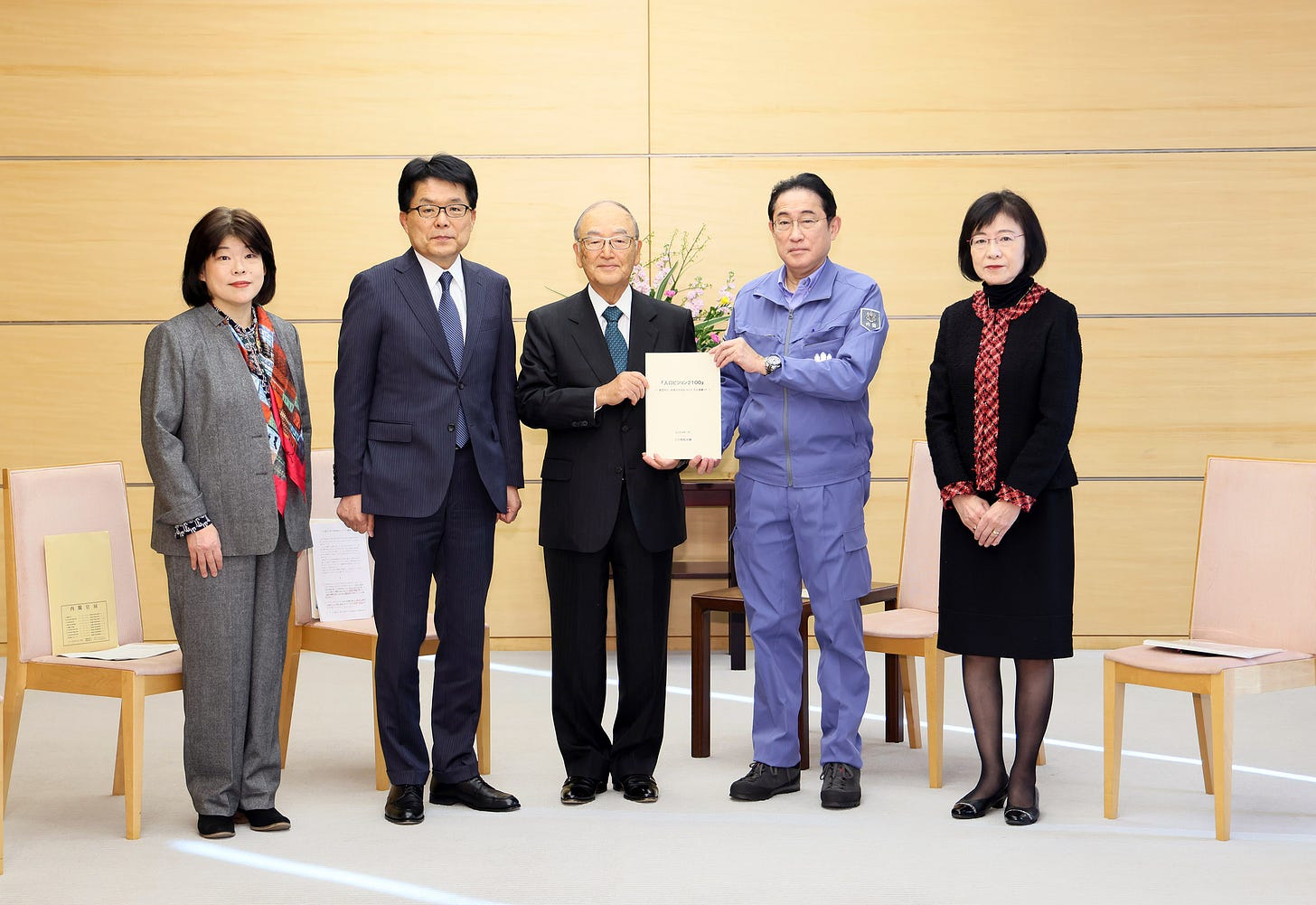 Prime Minister Kishida receiving a proposal (1)