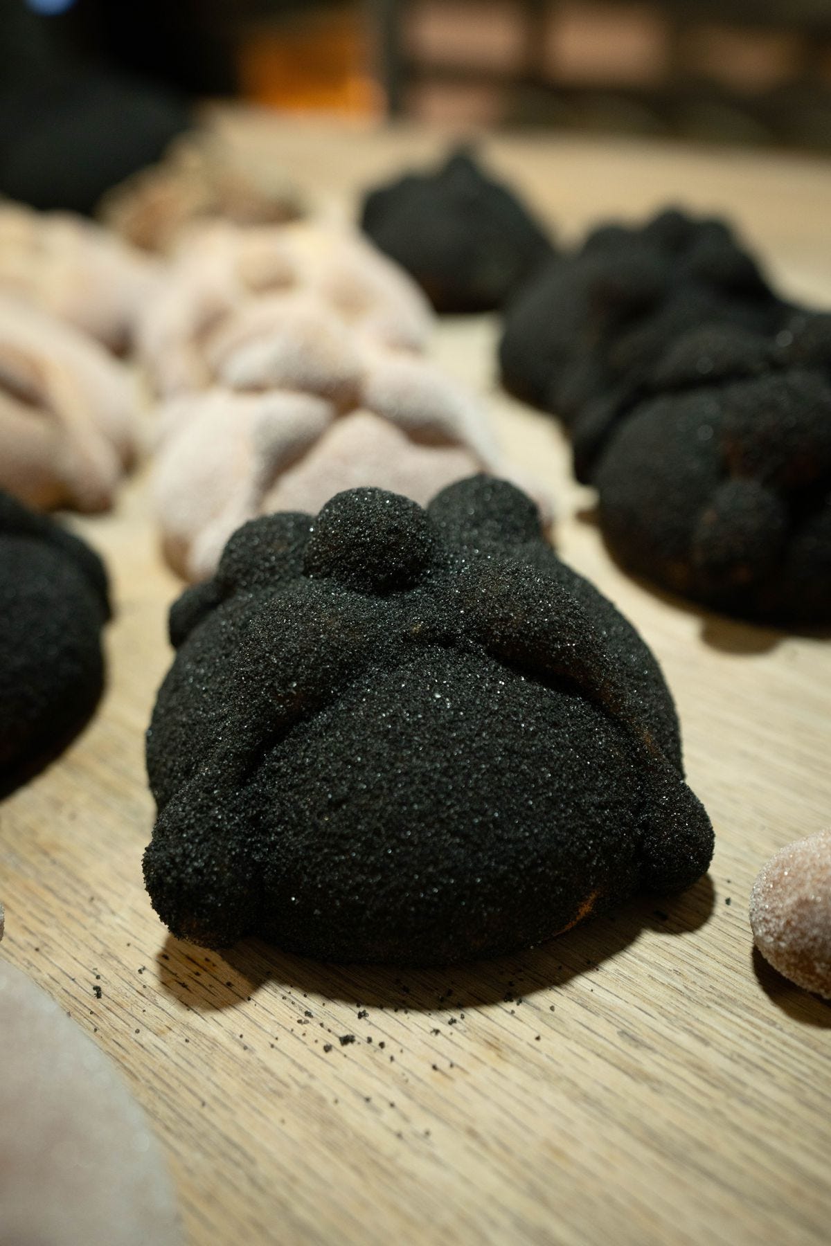 Black pan de muerto.