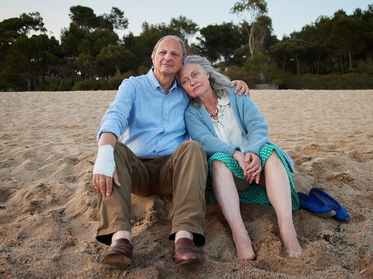 De terugreis' is een ontroerende tragikomedie over een ouder wordend  echtpaar, die nooit voorspelbaar wordt | de Volkskrant