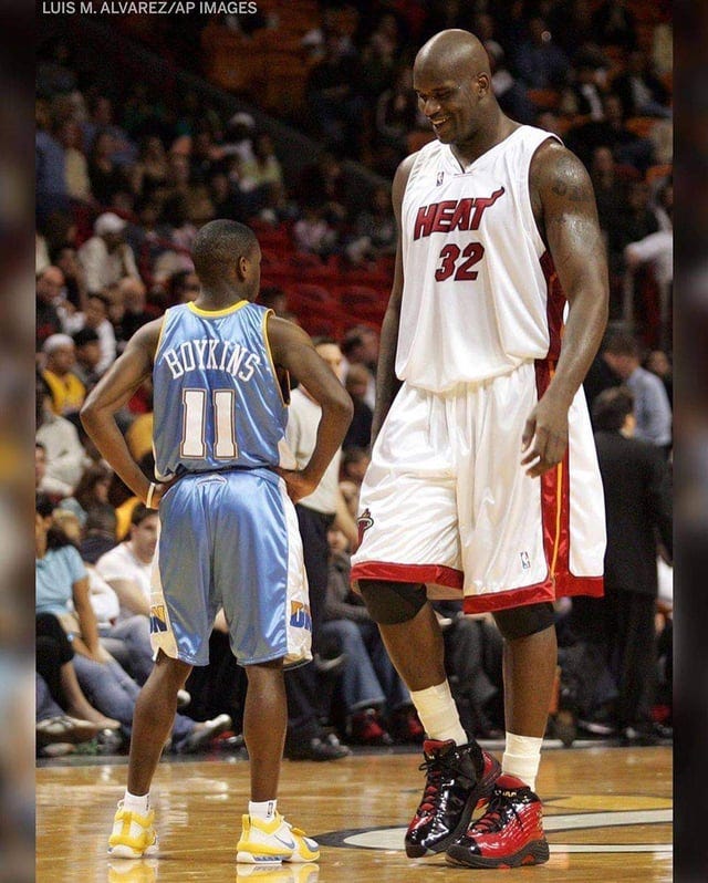 Shaquille O'Neal is 7'2". Earl Boykins is 5'5" : r/short