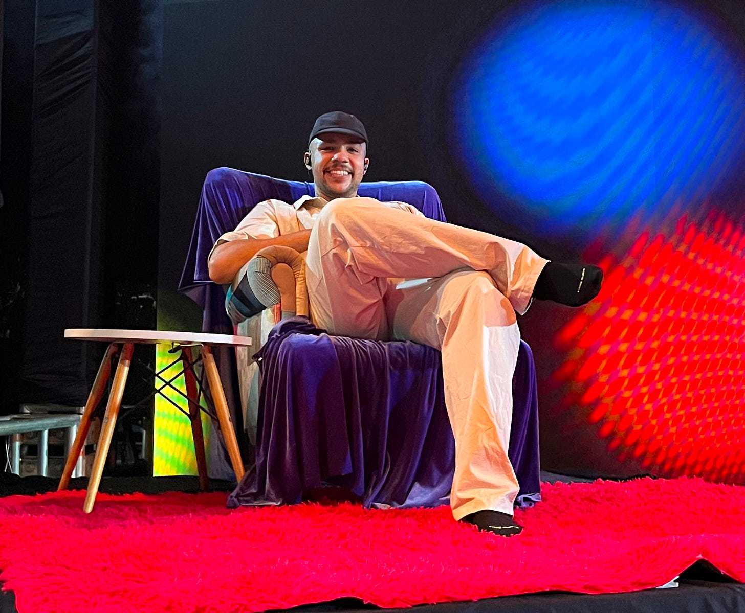 Yago Oproprio sentado em poltrona em seu show