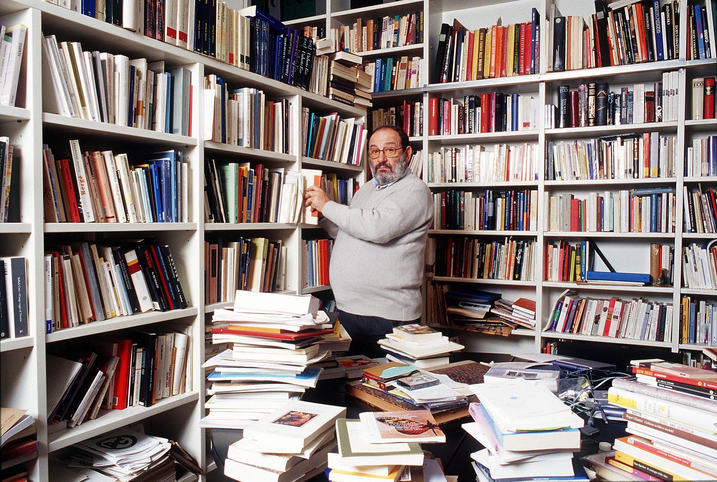 Umberto Eco e sua biblioteca pessoal.