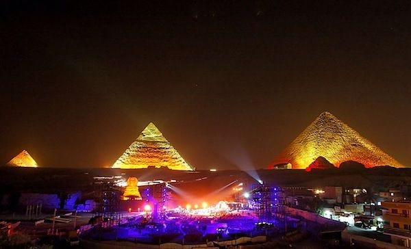 As mais belas imagens noturnas de grandes cidades do mundo | Egypt tours,  Egypt travel, Great pyramid of giza