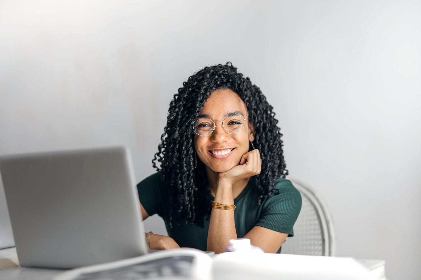 Smiling lady behind laptop