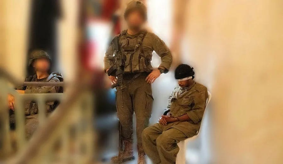 חייל עומד ליד פלסטיני שיושב על כיסא, ידיו כפותות ועיניו מכוסות בפלנלית. התמונה צולמה בעזה, בקיץ שעבר והיא עדות לכך שצה"ל משתמש בפלסטינים כמגינים אנושיים. זה אסור לפי החוק הבינלאומי, אז עכשיו מצ"ח פתחה בחקירה של שישה מקרים. שישה מתוך מאות