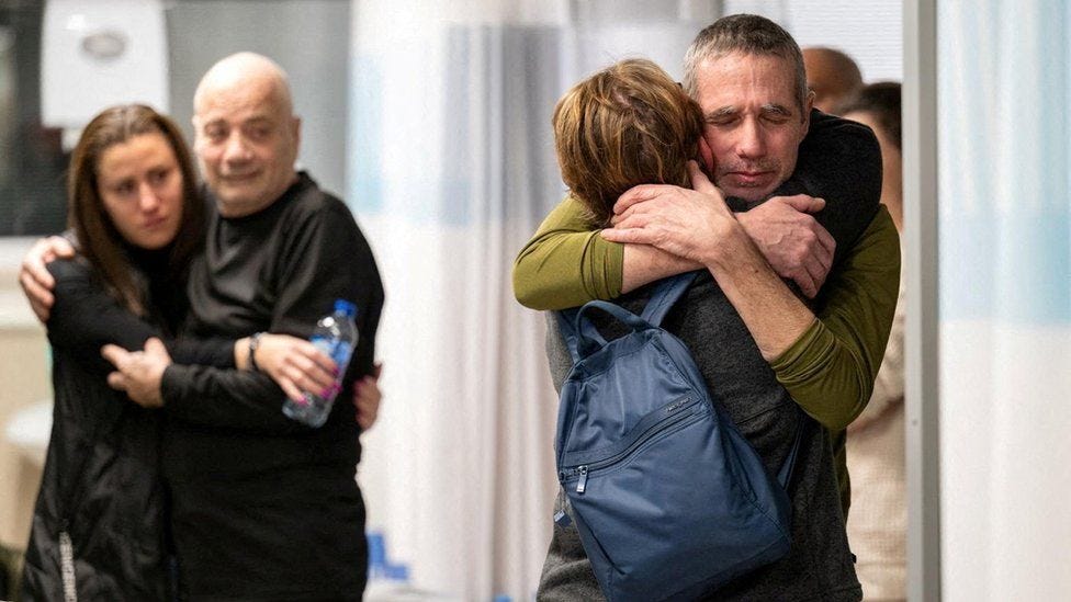 Vapautuneet panttivangit Louis Har (vas.) ja Fernando Marman (oik.) halaavat perheenjäseniään sairaalassa Israelin keskustassa.