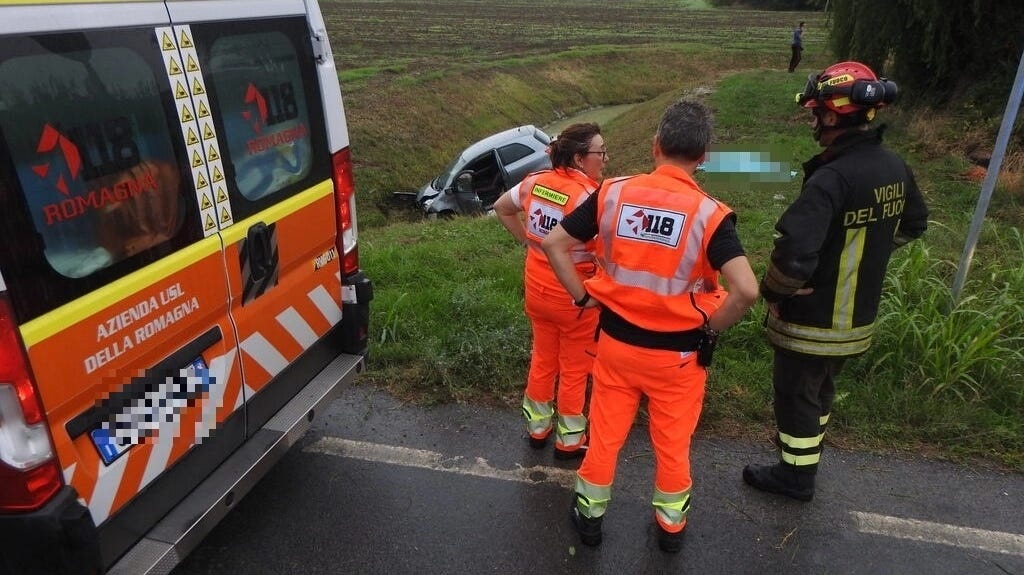 I vigili del fuoco hanno estratto Umberto Foschini dall'auto ma per lui non c'era più niente da fare