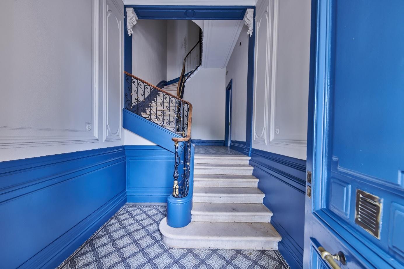 Une image contenant mur, escaliers, bleu, intérieur

Description générée automatiquement