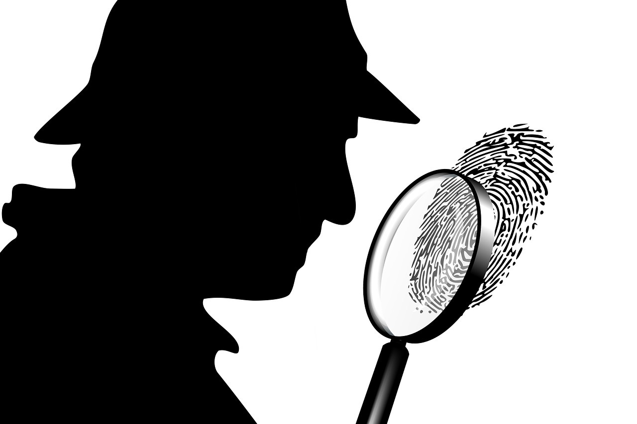 Detective with spyglass. Image from geralt on pixabay.