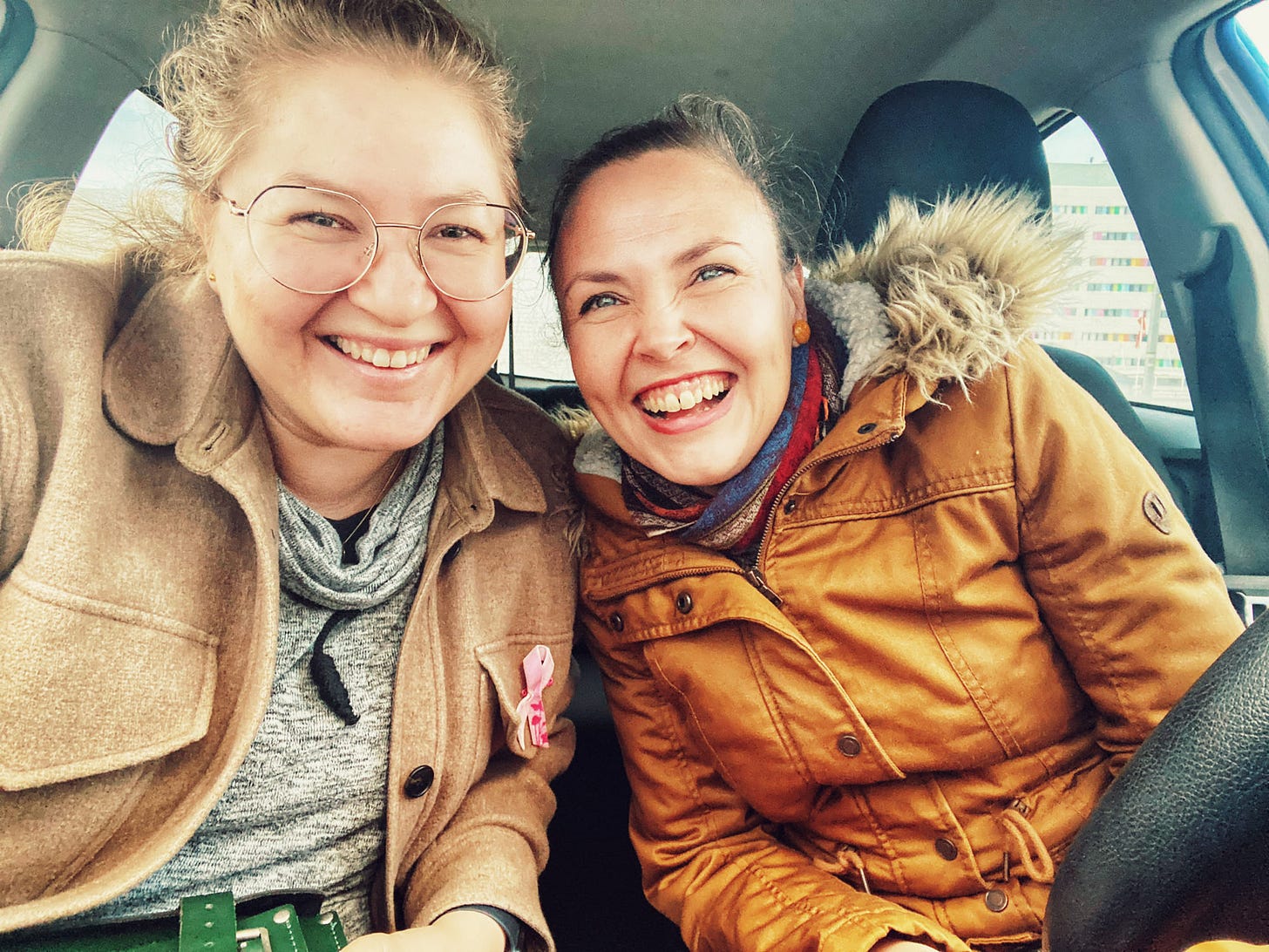 janina saari and nani annette laughing in the car