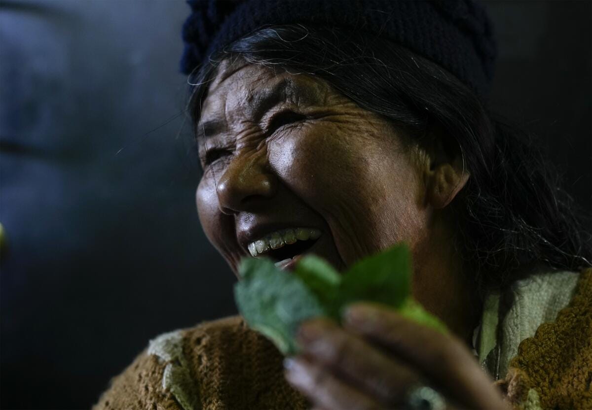 Una vendedora de coca trabaja en un mercado legal en La Paz, Bolivia, el jueves 18 de abril de 2024. 