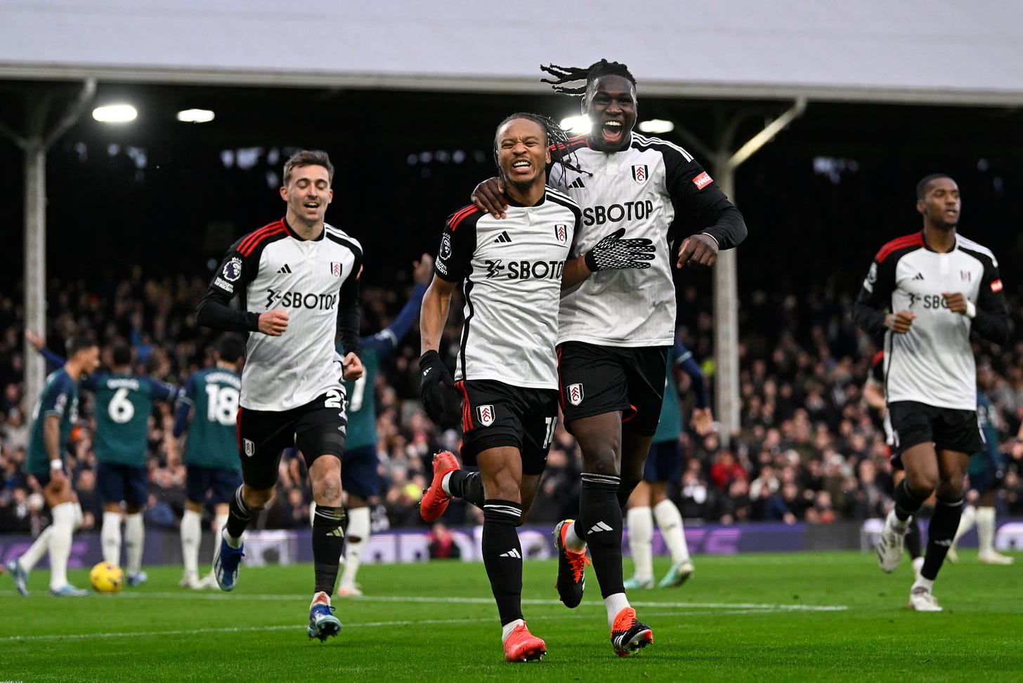 Fulham fight back to beat Arsenal 2-1 | Reuters