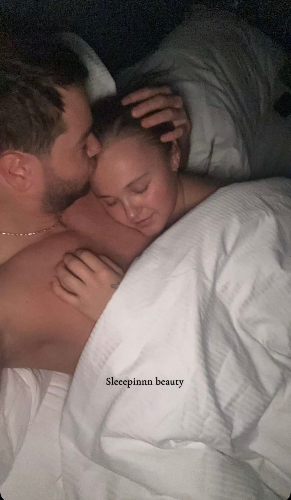JoJo Siwa y Chris Hughes confirman romance tras selfie en la cama | Us  Weekly