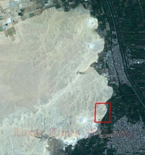 Imagen satelital de Shisr hoy, con casas modernas a la izquierda. Las paredes restauradas del fuerte de Shisr se pueden ver con torres en las esquinas, junto con el sumidero colapsado en su centro (las áreas oscuras son sombras). (Google Earth)
