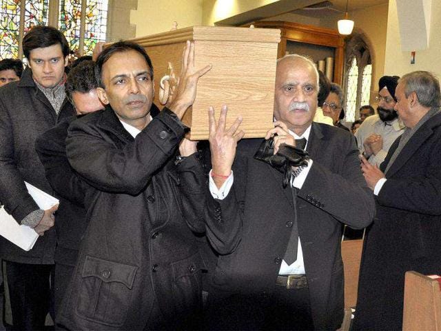 Suneil Anand, son of Dev Anand, carry the casket of his father to Putney Vale Crematorium in London. PTI Photo