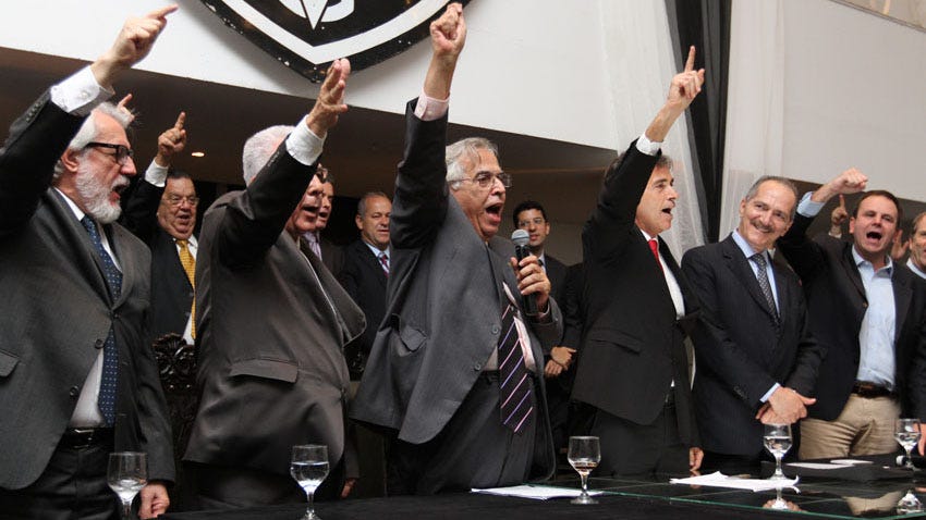 Eurico Miranda na sua posse, ao lado do ex-ministro dos Esportes, Aldo Rebelo, e do prefeito do Rio de Janeiro, Eduardo Paes (Foto: Marcelo Sadio/Vasco)