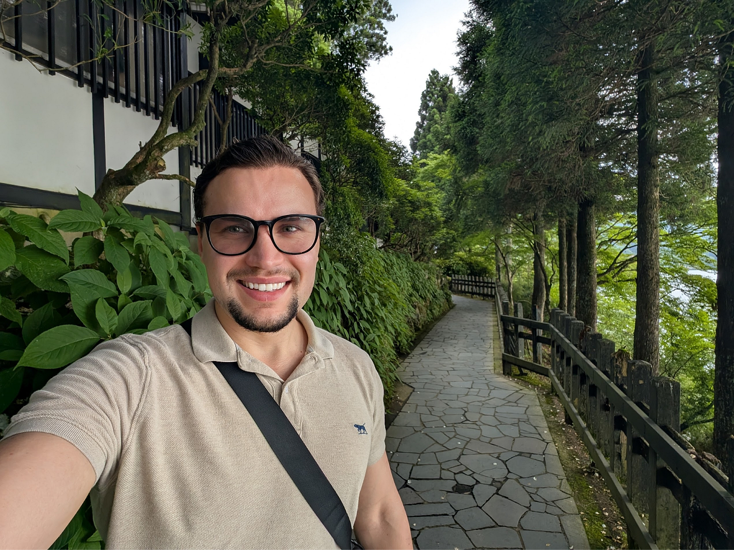 Entrando nei resti dell'antico posto di controllo sulla strada Tokyo-Kyoto.