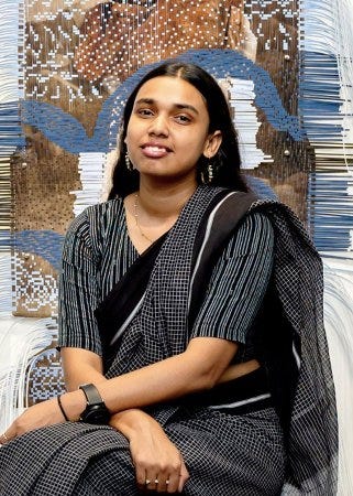 Arpita Akhanda posant devant son œuvre