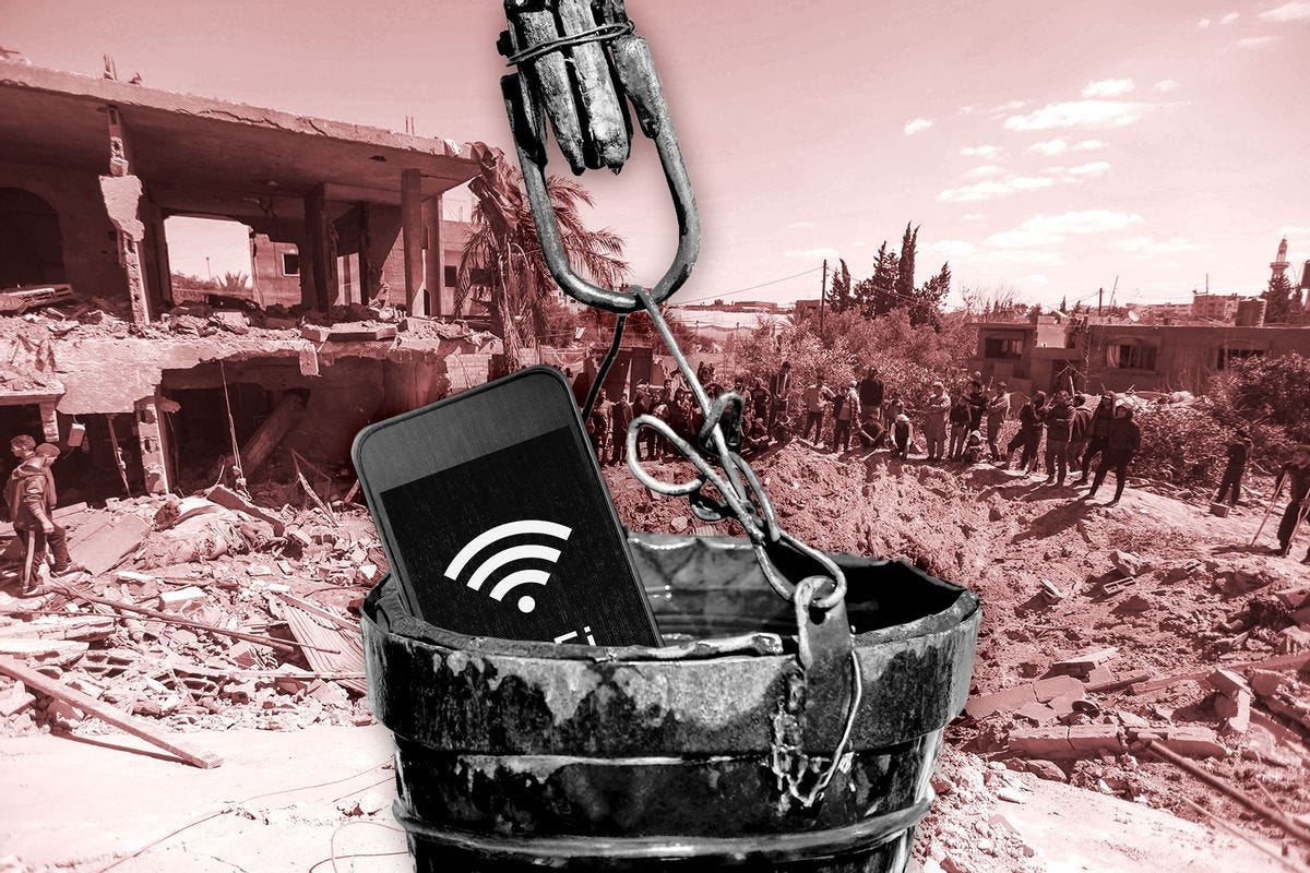 Smartphone émettant du WiFi dans un seau | Des gens inspectent les dégâts et récupèrent des objets chez eux après les frappes aériennes israéliennes le 20 mars 2024 à Rafah, Gaza. (Illustration photo par Salon/Getty Images)