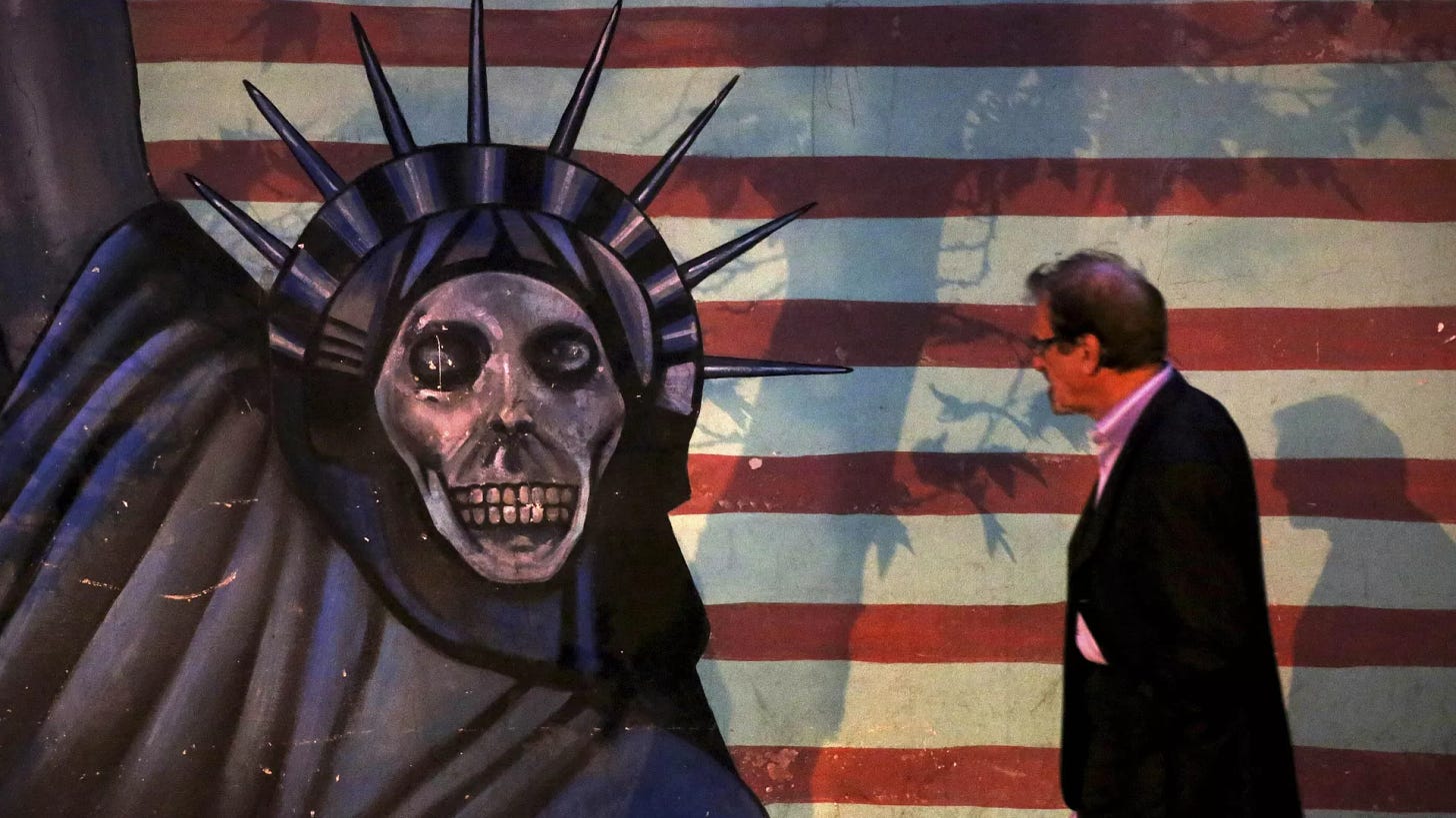 Σατιρικός πίνακας του Αγάλματος της Ελευθερίας ζωγραφισμένος στον τοίχο της πρώην Πρεσβείας των ΗΠΑ, στην Τεχεράνη, Ιράν - Sputnik Ινδία, 1920, 22.01.2024