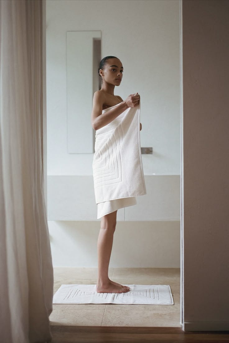 This contains: DESIGNED IN AUSTRALIA BY LAZE.RES

CAREFULLY CRAFTED IN PORTUGAL

100% ORGANIC COTTON 

UNIQUE EMBOSSED PRINT

OEKO-TEX® 

Made by a GOTS Certified Manufacturer 
Design Interior bathroom beige neutral towel beige