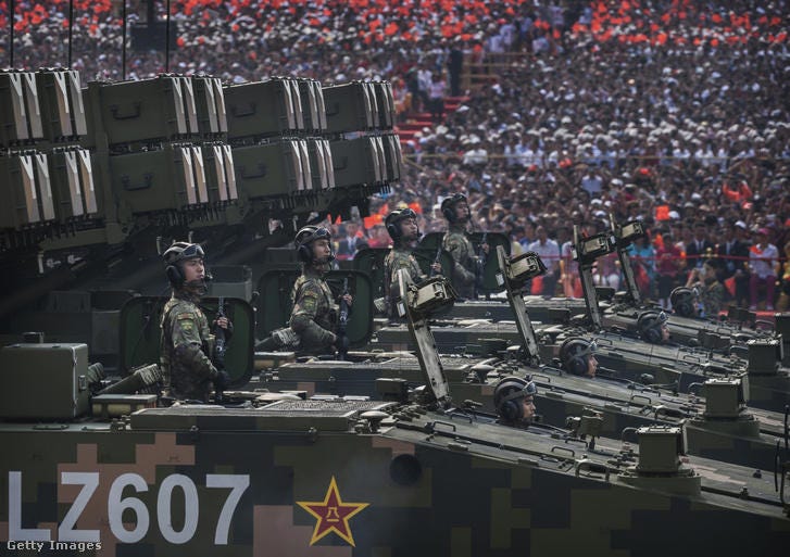 Kínai katonák a Kínai Népköztársaság 1949-es megalakulásának 70. évfordulója alkalmából rendezett felvonuláson 2019. október 1-jén Pekingben