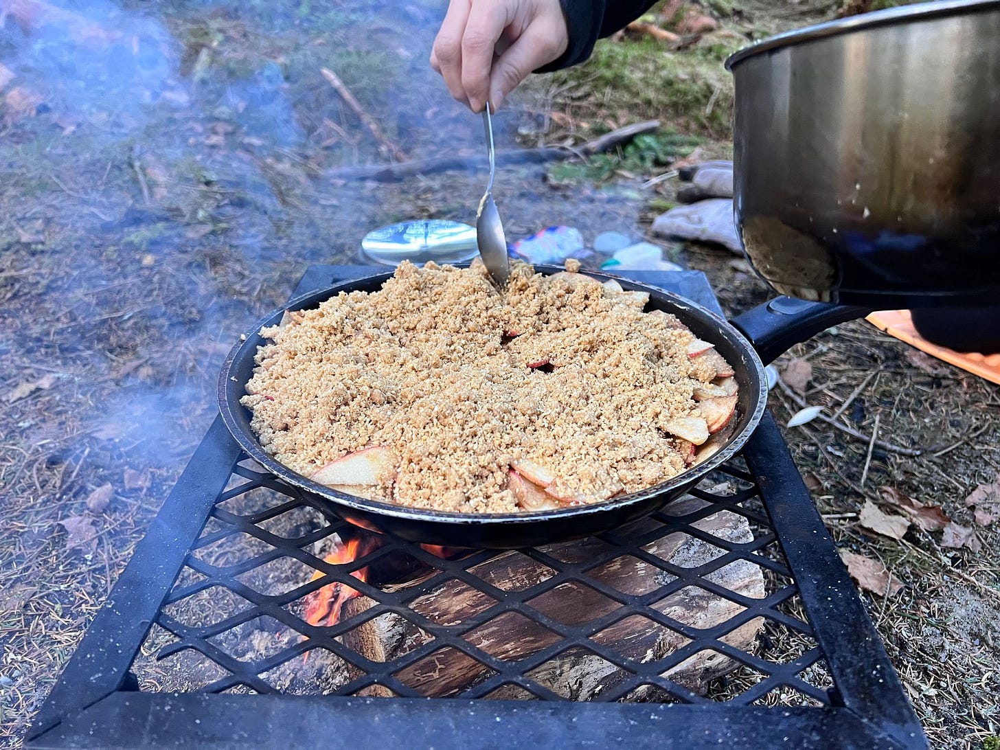 Covering the apples with the crumble mixture