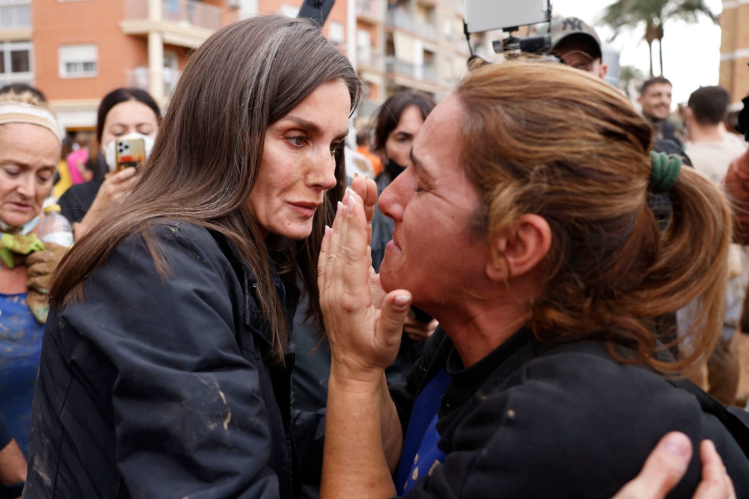 Angry flood survivors hurl mud and insults at Spain's King Felipe VI during  Valencia visit | STV News