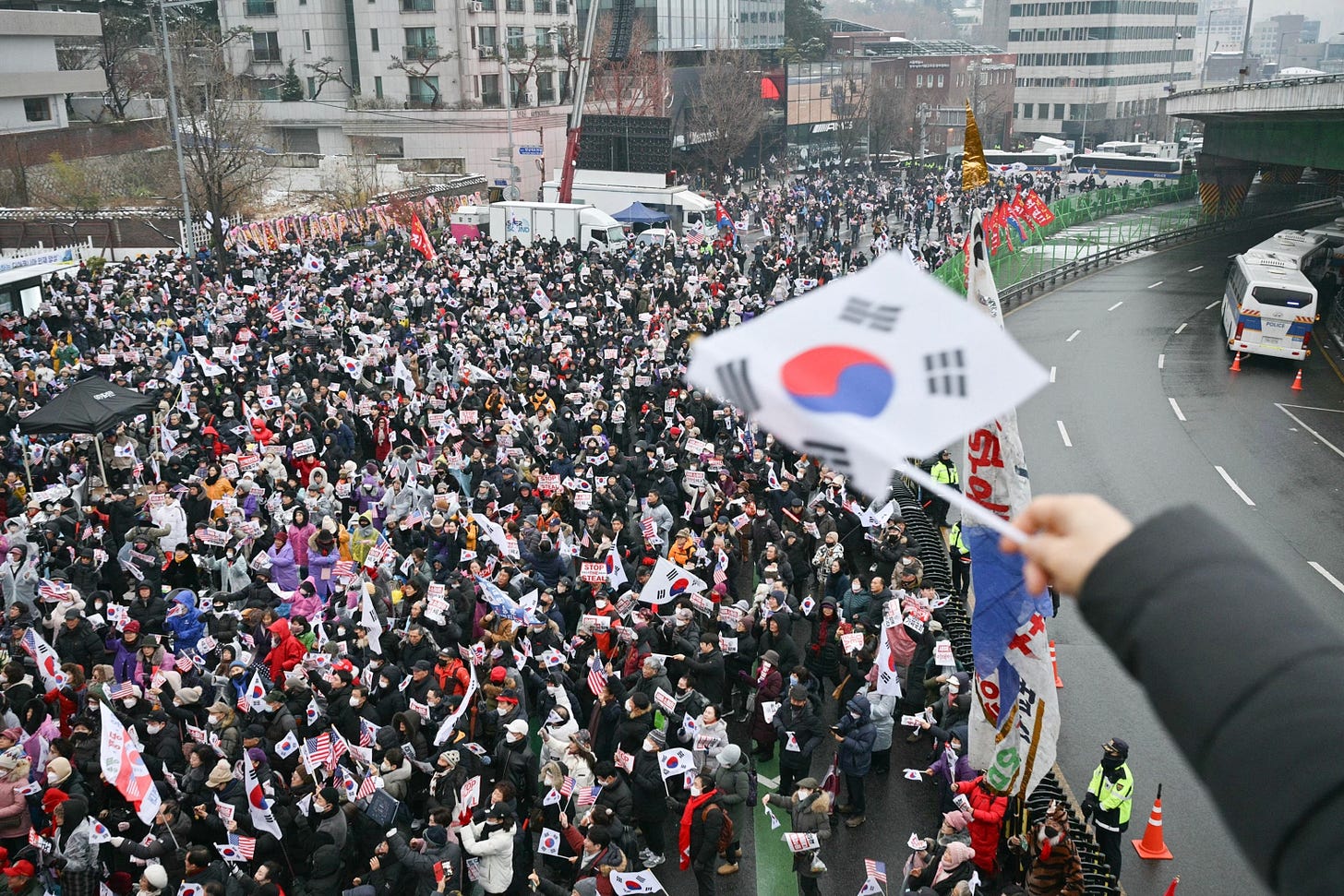 Protesters gather at impeached South Korean president's residence, as  arrest warrant nears expiration - ABC News