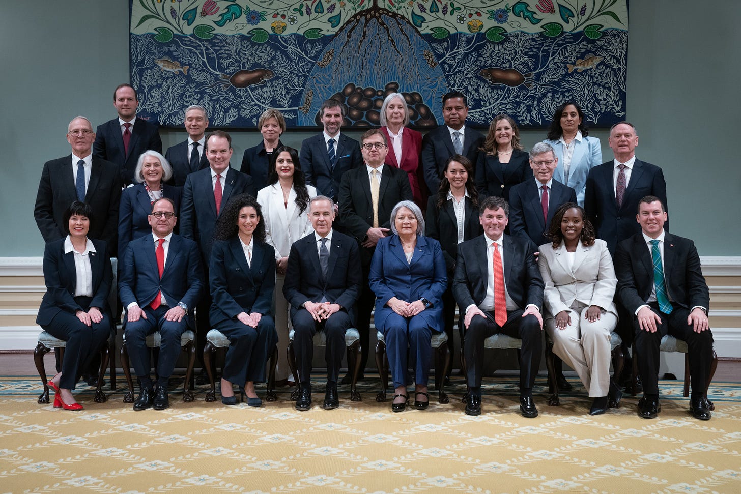 Le premier ministre Mark Carney et la gouverneure générale, Son Excellence la très honorable Mary Simon, posent pour une photo de groupe avec les membres du 30e Conseil des ministres du Canada.
