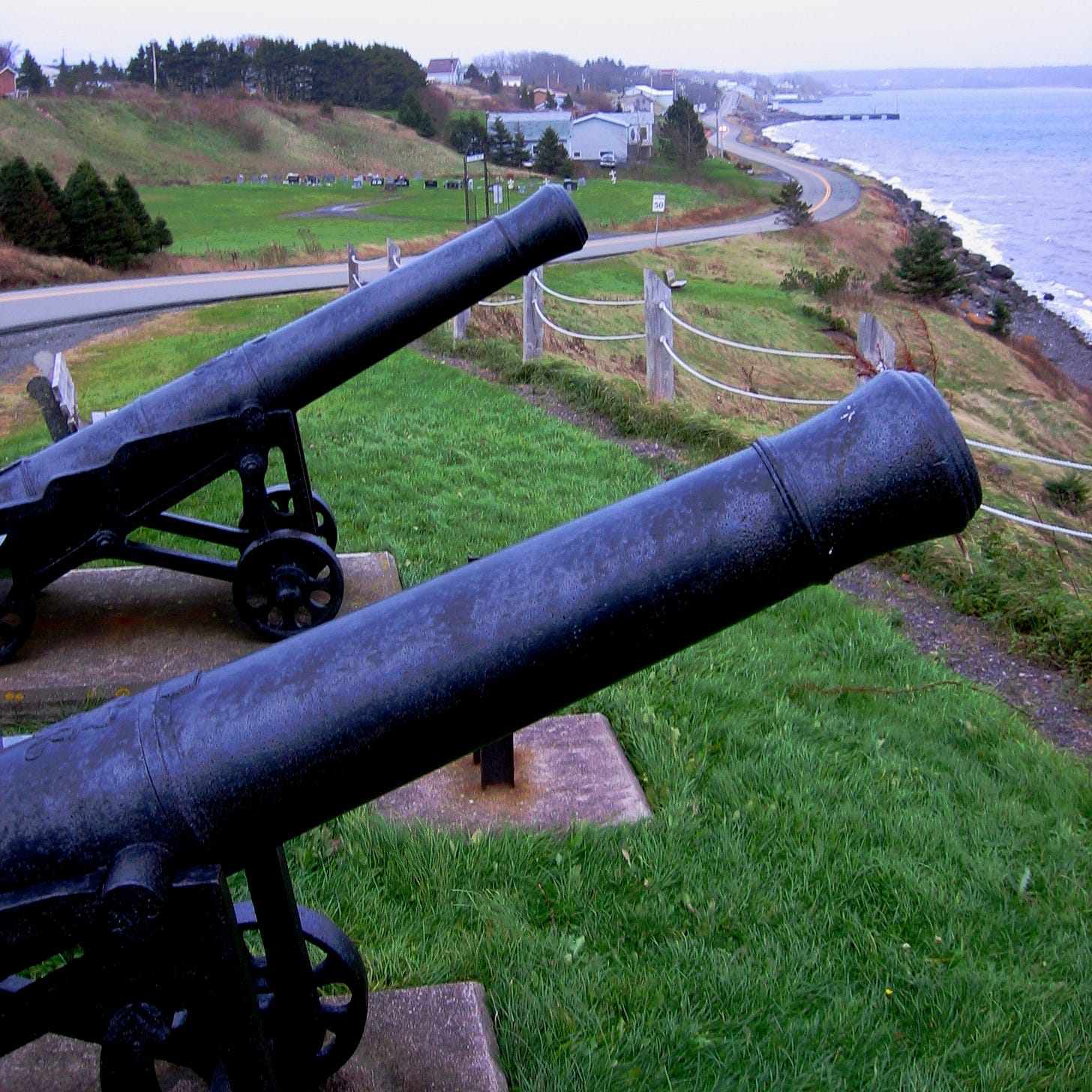 File:ArichatGuns.jpg – Travel guide at Wikivoyage