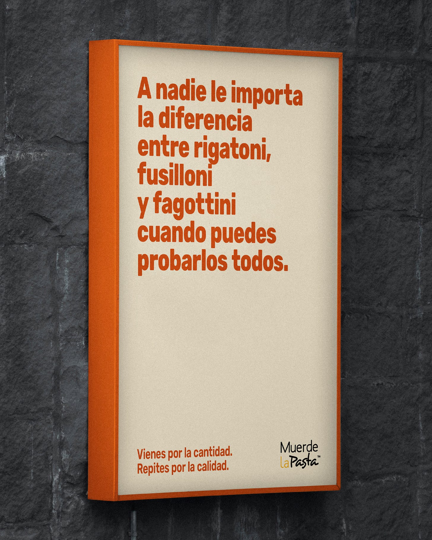 Un manifesto di Muerdes la Pasta che dice "A nadie le importa la diferencia entre rigatoni, fusilloni y fagottini cuando puedes probarlos todos." La traduzione è sotto l'immagine.