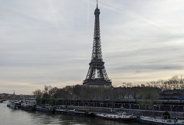 A picture of the Eiffel Tour near dawn
