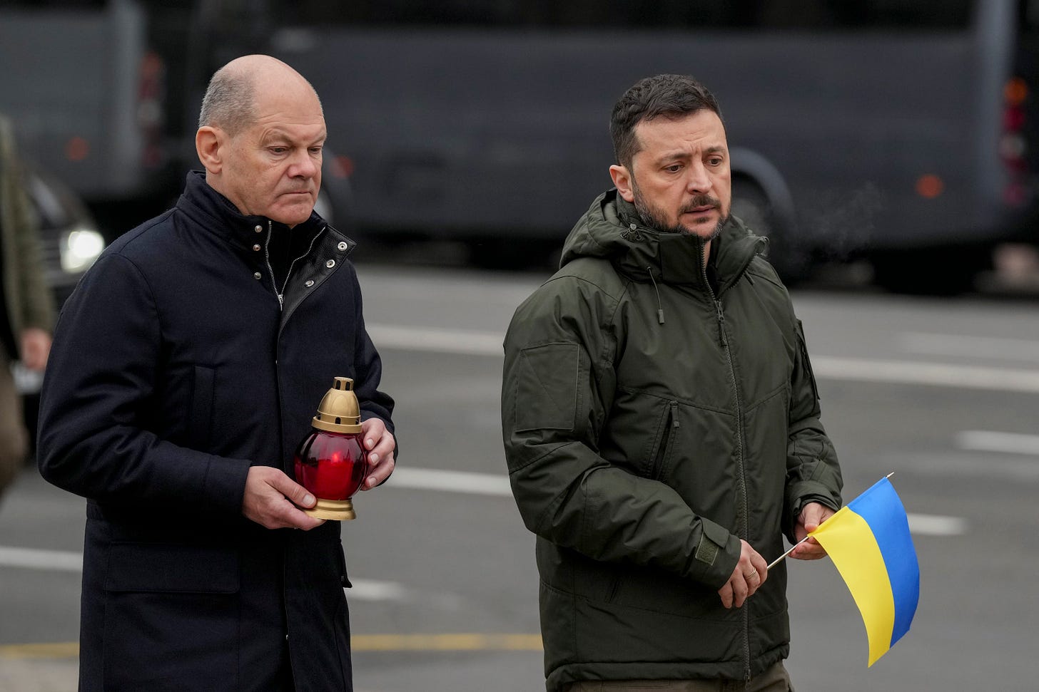 Volodimir Zelenski, con el canciller alemán Olaf Scholz, este lunes en Kiev.