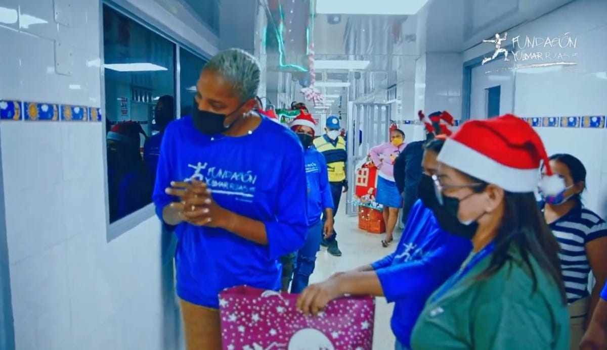 Yulimar Rojas lleva juguetes a niños con cáncer en hospital de Anzoátegui