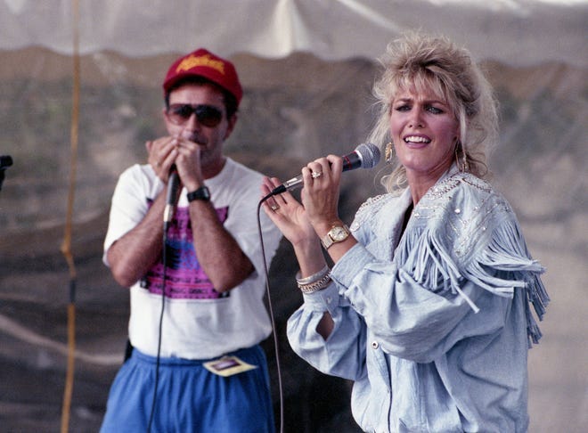 Metro Mayor Bill Boner backs his wife, Traci Peel, for another rendition of "Rocky Top" for the Summer Lights crowd in downtown Nashville June 1, 1991. She was the opening act on the Philip Morris Stage at the Legislative Plaza.