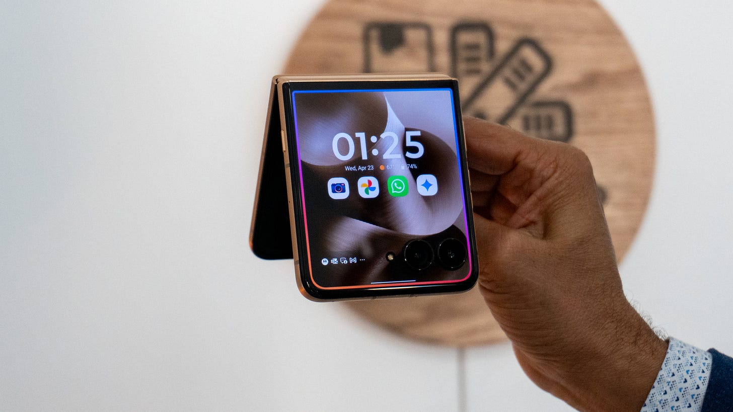 Moto Razr Ultra AI glow