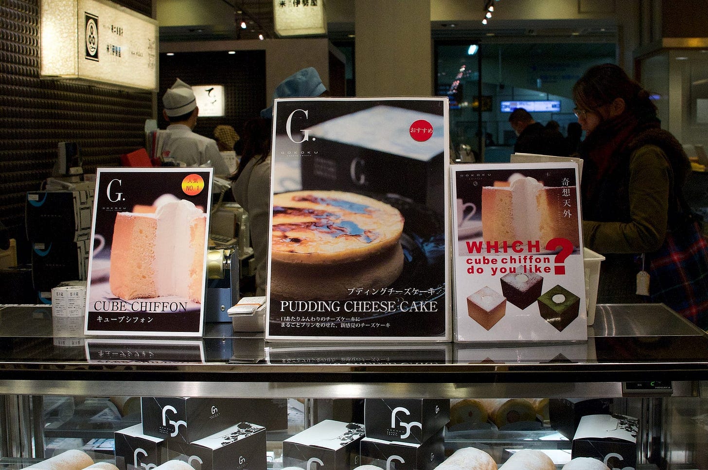 Food signs of Pudding Cheese Cake and Cube Chiffon Cake, photo by Juan Aguilera.