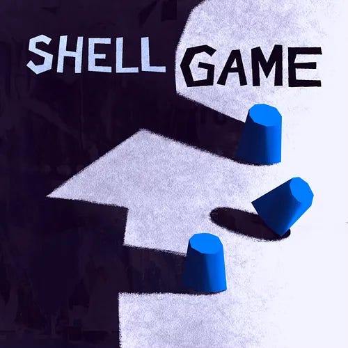 artwork van de podcast shell game. Je ziet een illustratie van een spelletje balletje balletje: twee van de drie blauwe kopjes staan plat, eentje is een beetje opgelift. De titel staat in licht en donkerblauwe letters bovenaan.