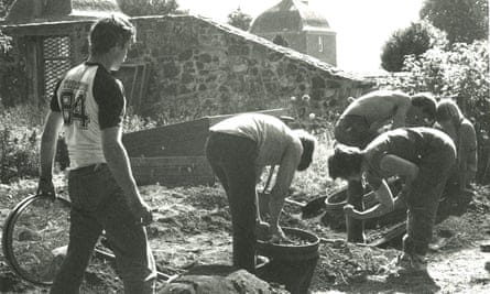 Volunteers digging in the grounds of Melville House, in 1984.