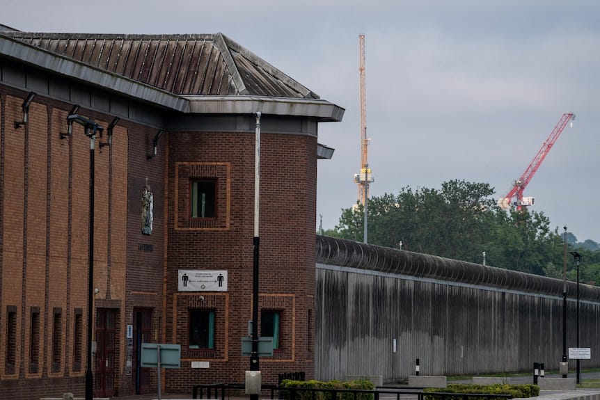 L'extérieur de la prison de Belmarsh, dotée d'une façade en briques et d'une imposante clôture en béton