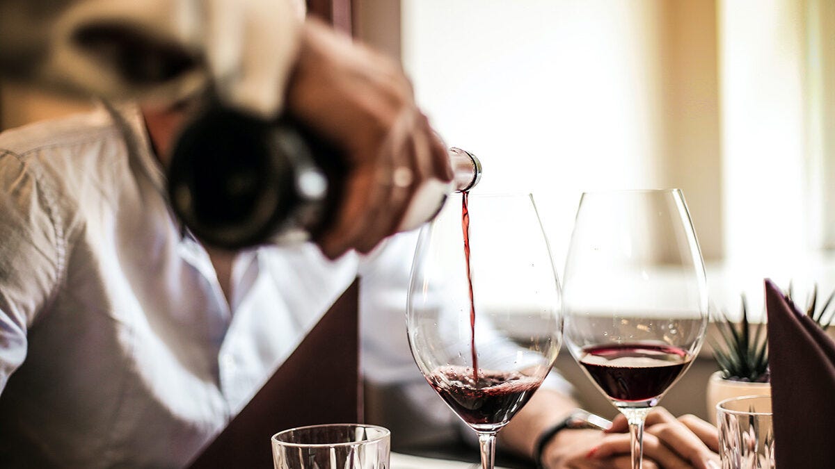 How to serve wine like an expert - Fattoria Montecchio