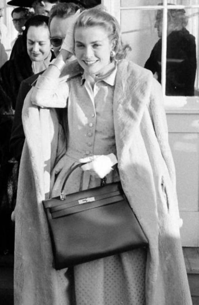 Grace Kelly en 1956, con el mítico bolso de Hermès al que prestó su nombre.